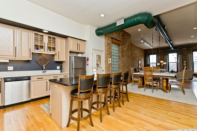 Foto del edificio - 1470 N Milwaukee Ave