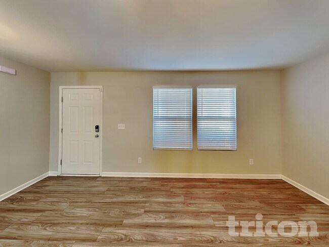 Foto del edificio - 1980 Clear Brook Dr