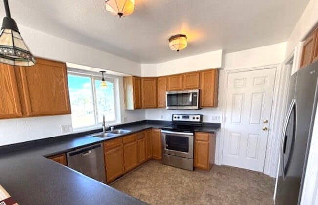 Building Photo - 3 bedroom house in Spring Creek with garage