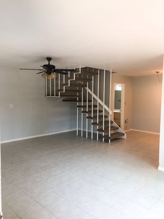 Building Photo - Upgraded 3 Bed, 1.5 Bath Townhouse with So...