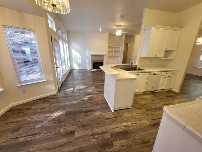 Foto del edificio - 2121 Courtside Dr- Spacious House now available in the Silver Oak Community!