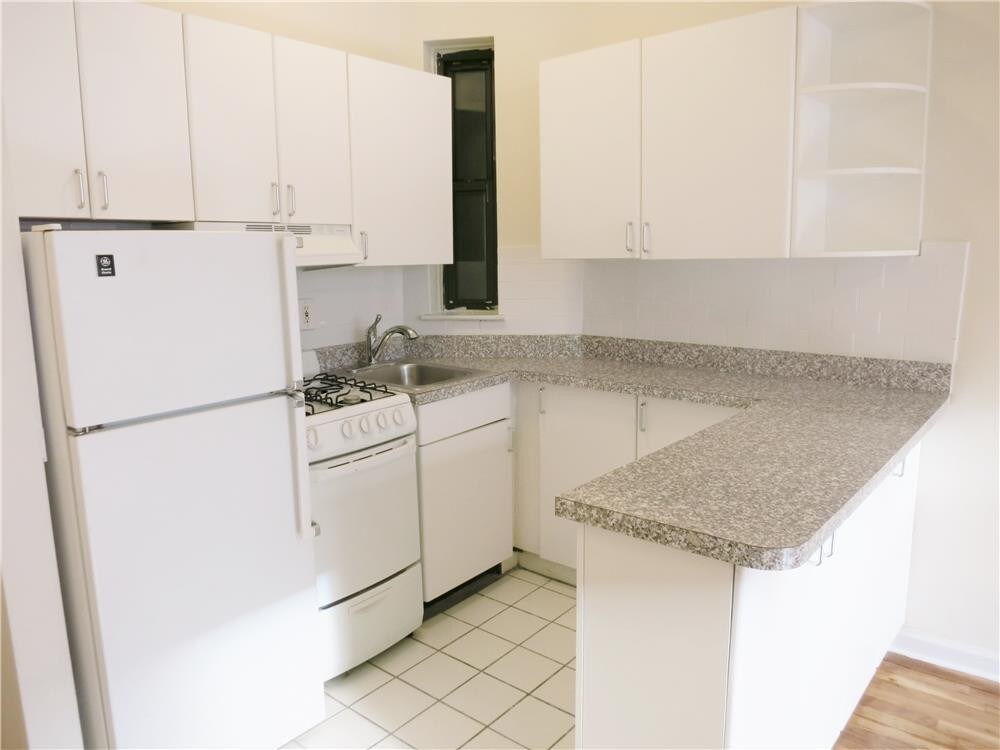 Foto principal - 430 E 83rd St