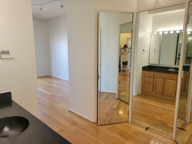 Foto del edificio - 1600 N Oak St