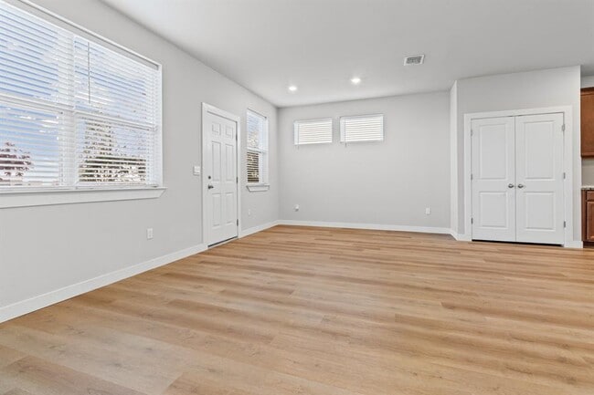 Foto del edificio - 7116 Silver Star Ln