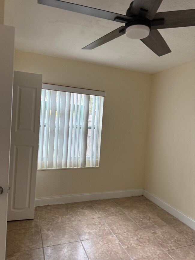 Foto del edificio - 6153 Moonbeam Dr