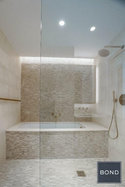 Foto del edificio - 318 W 52nd St