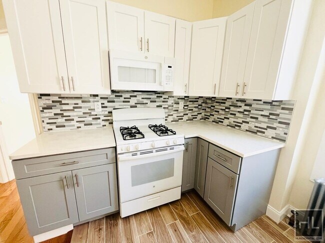 Foto del edificio - Your Bright & Spacious, Recently Renovated...