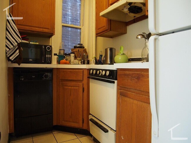 Foto del edificio - No Brokers Fee, Heat, Hot Water Included, Laundry on a Site, Parking for Rent