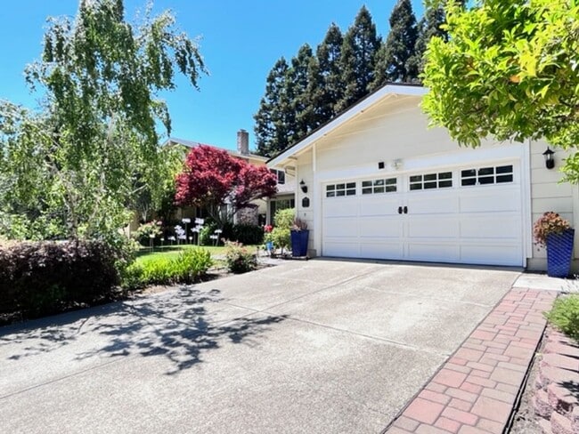 Building Photo - Gorgeous 3Bd/2BA + Den/Office or 4th Bedro...