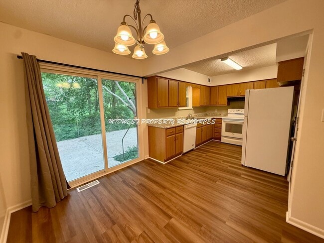 Foto del edificio - Beautiful 2 Bedroom Duplex - Fresh & Clean!