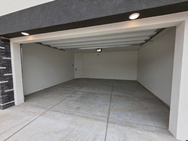 Building Photo - 2875 W Cody Dr