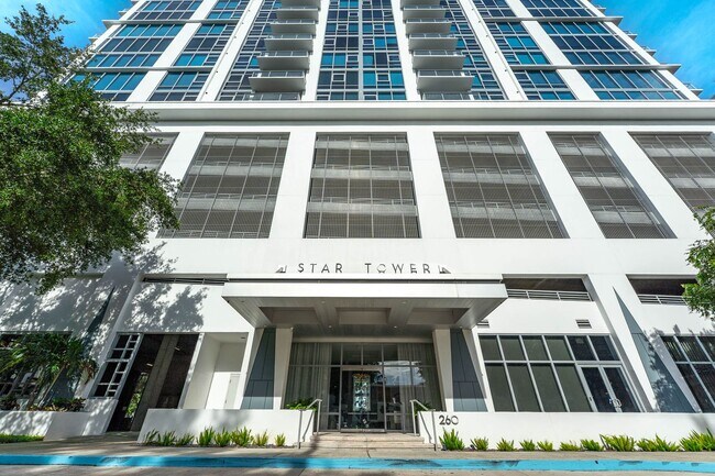 Foto del edificio - “Sleek Design Meets Walkable Downtown Livi...