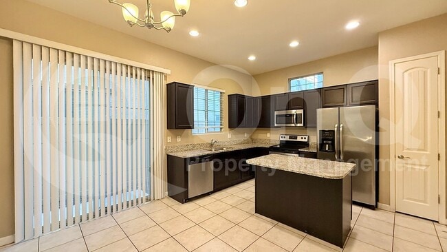 Building Photo - 1367 S Country Club Dr