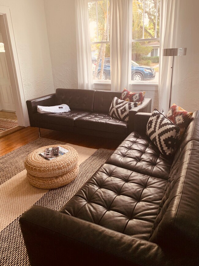 living room - 411 SW 19th St