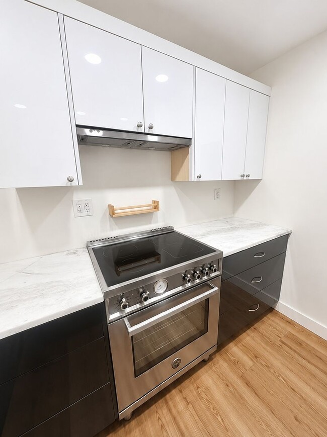 Building Photo - 2bd/1ba Seattle Condo