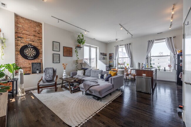 Building Photo - 2401 W North Ave