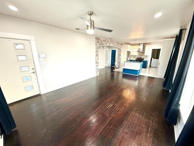 Building Photo - Available Now! MUST SEE 3 Bedroom / 2 Bath...