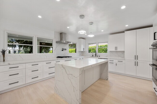 Building Photo - 516 N Camden Dr