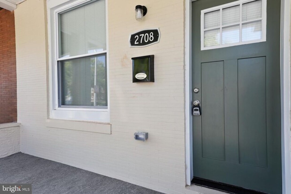 Foto principal - Newly Remodeled Three-Bedroom Townhome