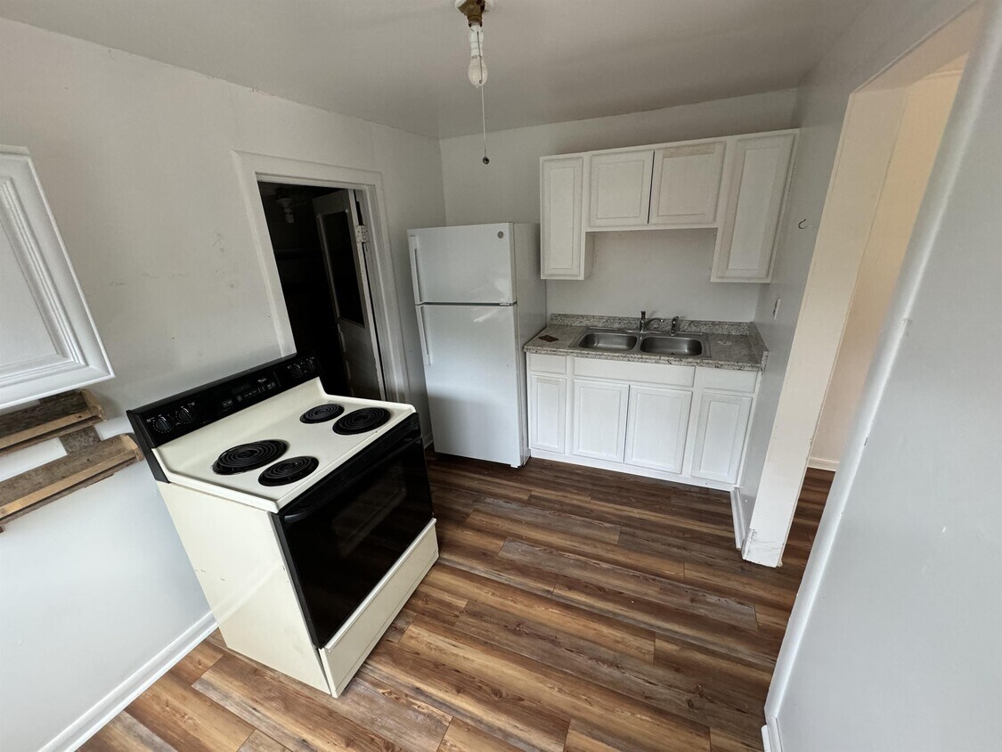 Building Photo - 872 Youngs Ln