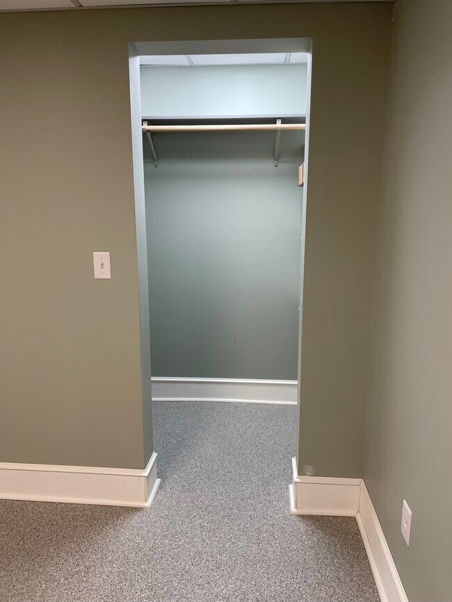 Vestidor - 1826 E Superior St