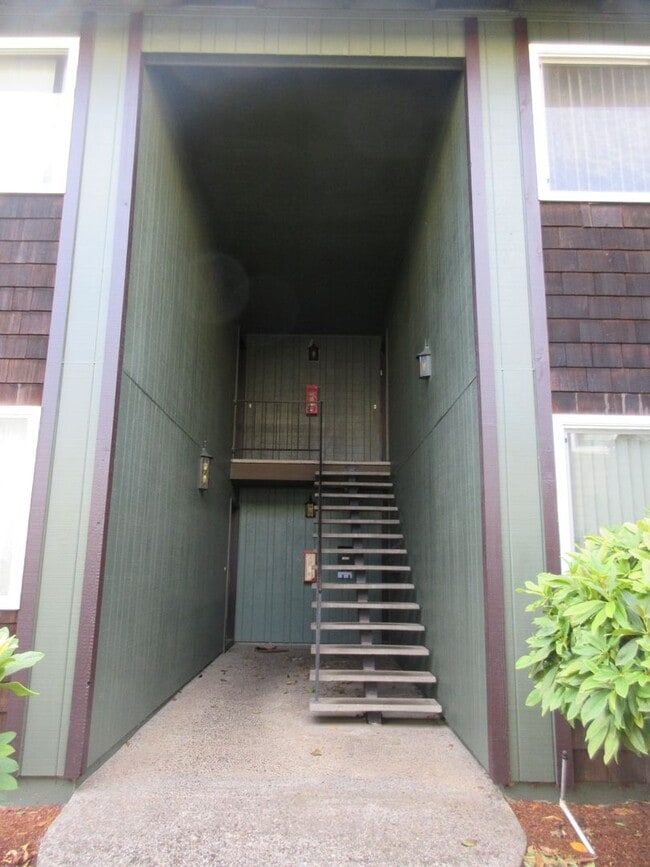 Building Photo - Two Bedroom Apartment w/ Washer and Dryer