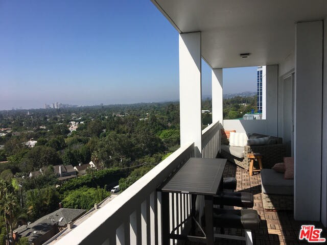 Building Photo - 999 N Doheny Dr
