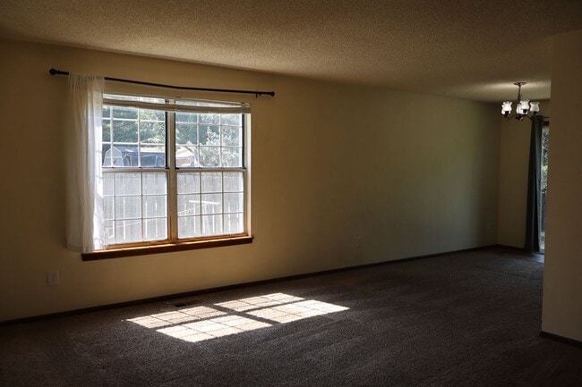 Building Photo - Spacious 4-Bedroom Single Family Home