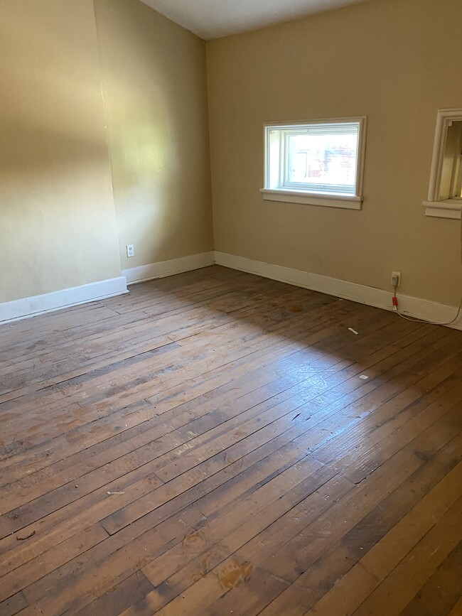 Building Photo - 410 W Ormsby Ave