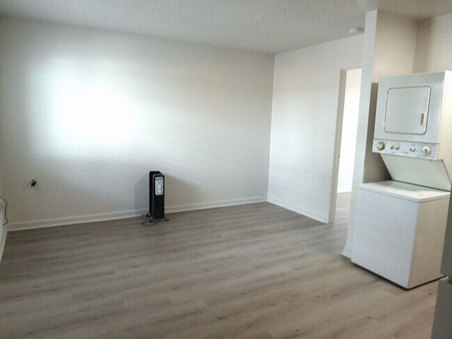 Building Photo - Cute 1 Bedroom close to Victorian Square