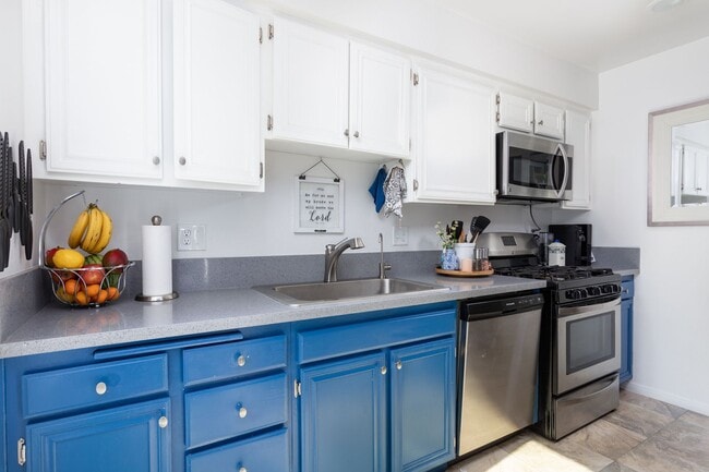 Foto del edificio - 3 bed 2 bath Townhouse located in South Coast Metro
