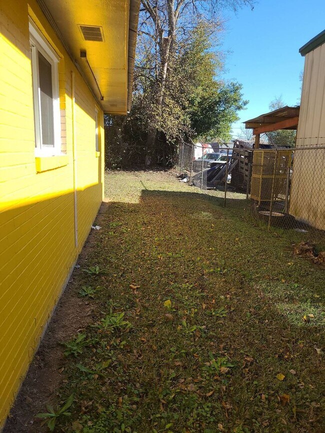 Building Photo - Newly Remodeled 2 bedroom 1 bathroom!!!!