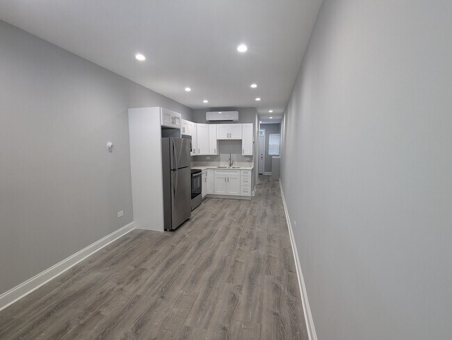 Foto del edificio - 7052 W Higgins Ave