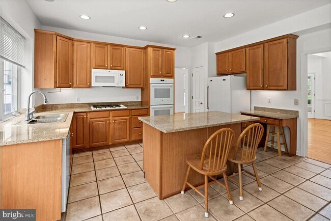Building Photo - 8 Meetinghouse Ct