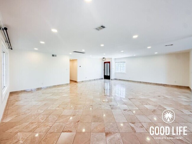 Foto del edificio - 5820 Carnegie St