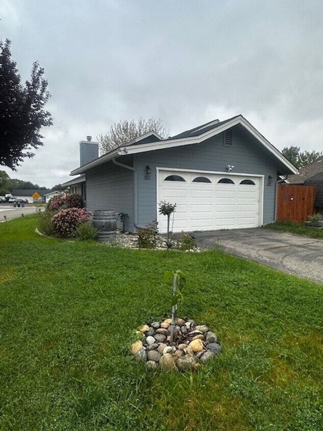 Foto principal - 3bd/2ba House w/ Two Car Garage in Cherry ...