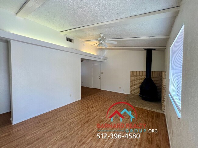 Foto del edificio - Available Now: 2 bed/1 bath duplex with fenced yard available now!