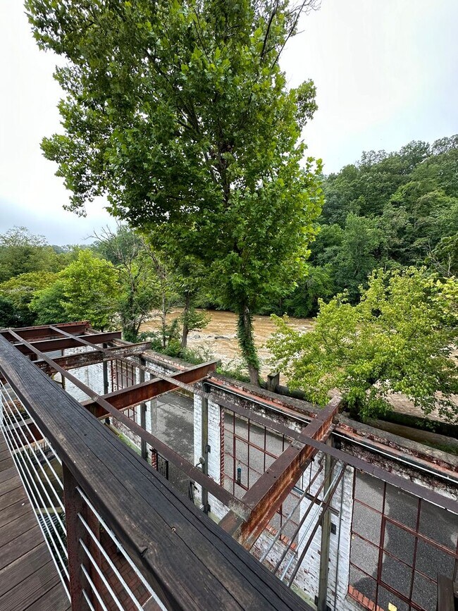 Foto del edificio - 1 bedroom condo on the river