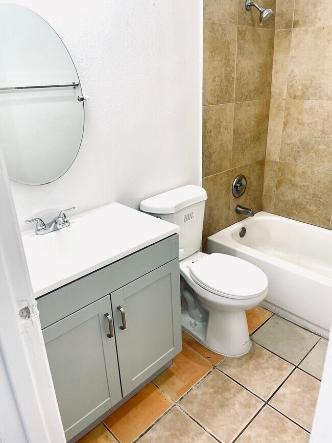 Foto del edificio - 3351 Brussels St