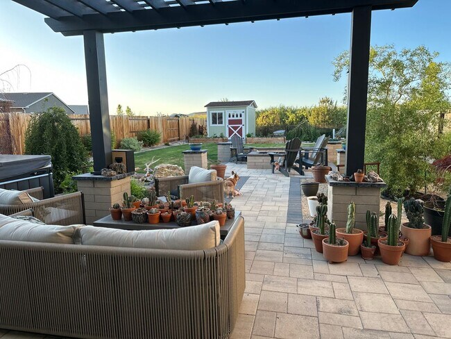 Foto del edificio - Gorgeous 3 bed / 3 bath home with upgrades...