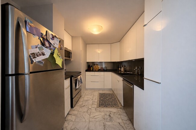 Building Photo - 5320 N Sheridan Rd