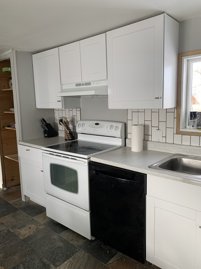 Building Photo - 4746 E Skyline Dr