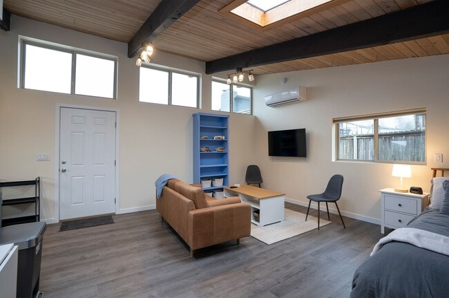 Foto del edificio - Fully Furnished Bungalow with Studio Living and Scenic Views in Tacoma!