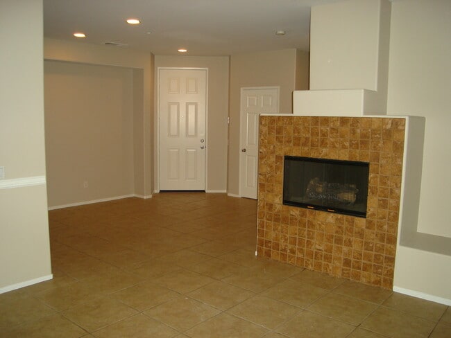 Building Photo - Beautiful Townhome in Simi Valley!
