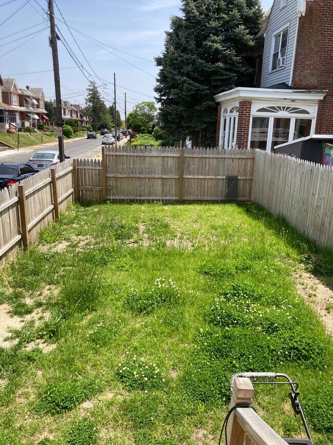 Building Photo - Fully renovated 3 bedroom, 2.5 bathroom en...