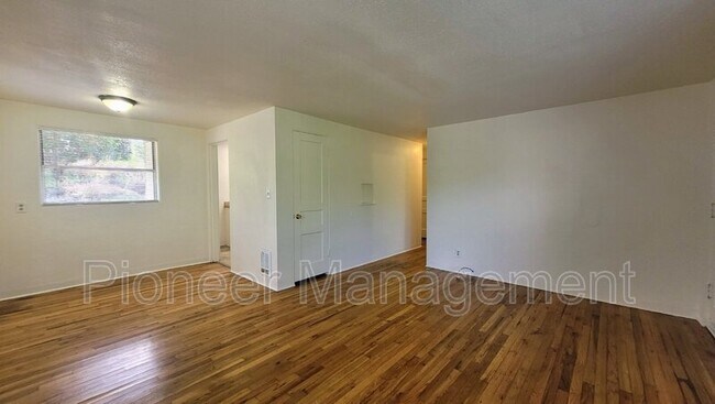 Foto del edificio - 627 NE Winchester St