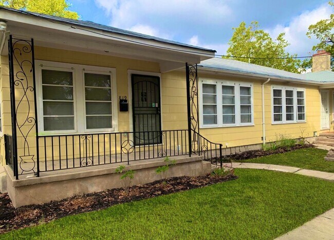 Foto del edificio - AMAZING 2 Bedroom / 1 Bath Home!
