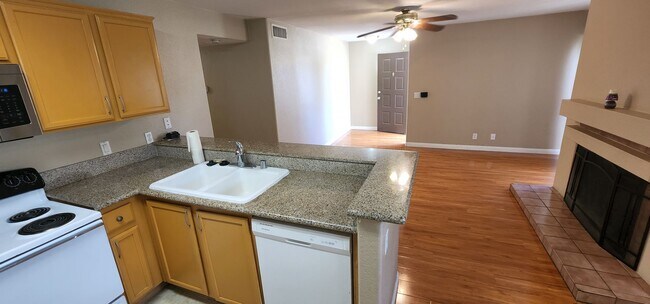 Foto del edificio - WONDERFUL CONDO FEATURING 3 BEDROOMS; CLOS...