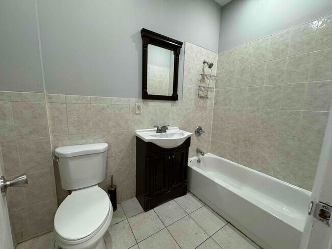Building Photo - 72 Somers St