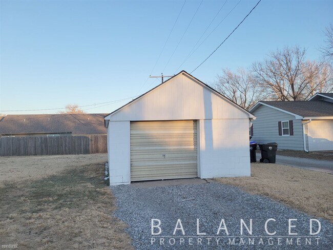 Building Photo - 2 br, 1 bath House - 321 W Railroad St